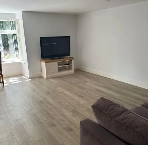 Spacious 2 Bedroom Flat