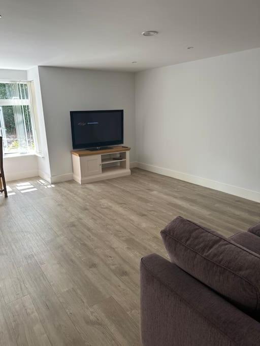 Spacious 2 Bedroom Flat Apartment *