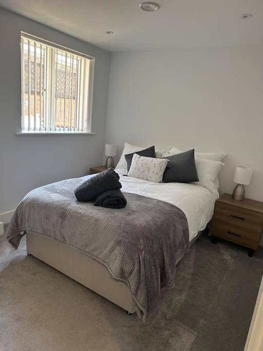 Apartment Spacious 2 Bedroom Flat *